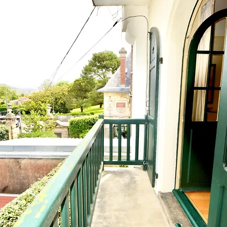 - Cozy 2-bedroom - Balcony - 6 People