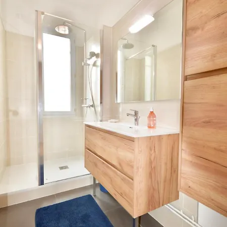 - Cozy 2-bedroom - Balcony - 6 People Lägenhet *